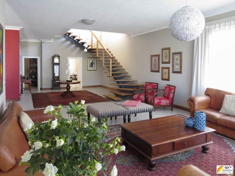 Stupendously Spacious - Photo 3