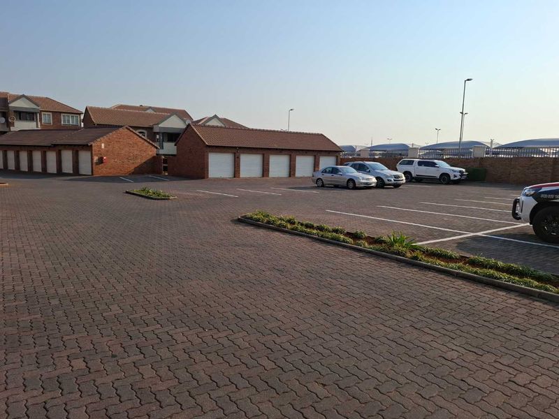 Modern 2 bedroom Top unit in Die Hoewes - Photo 3