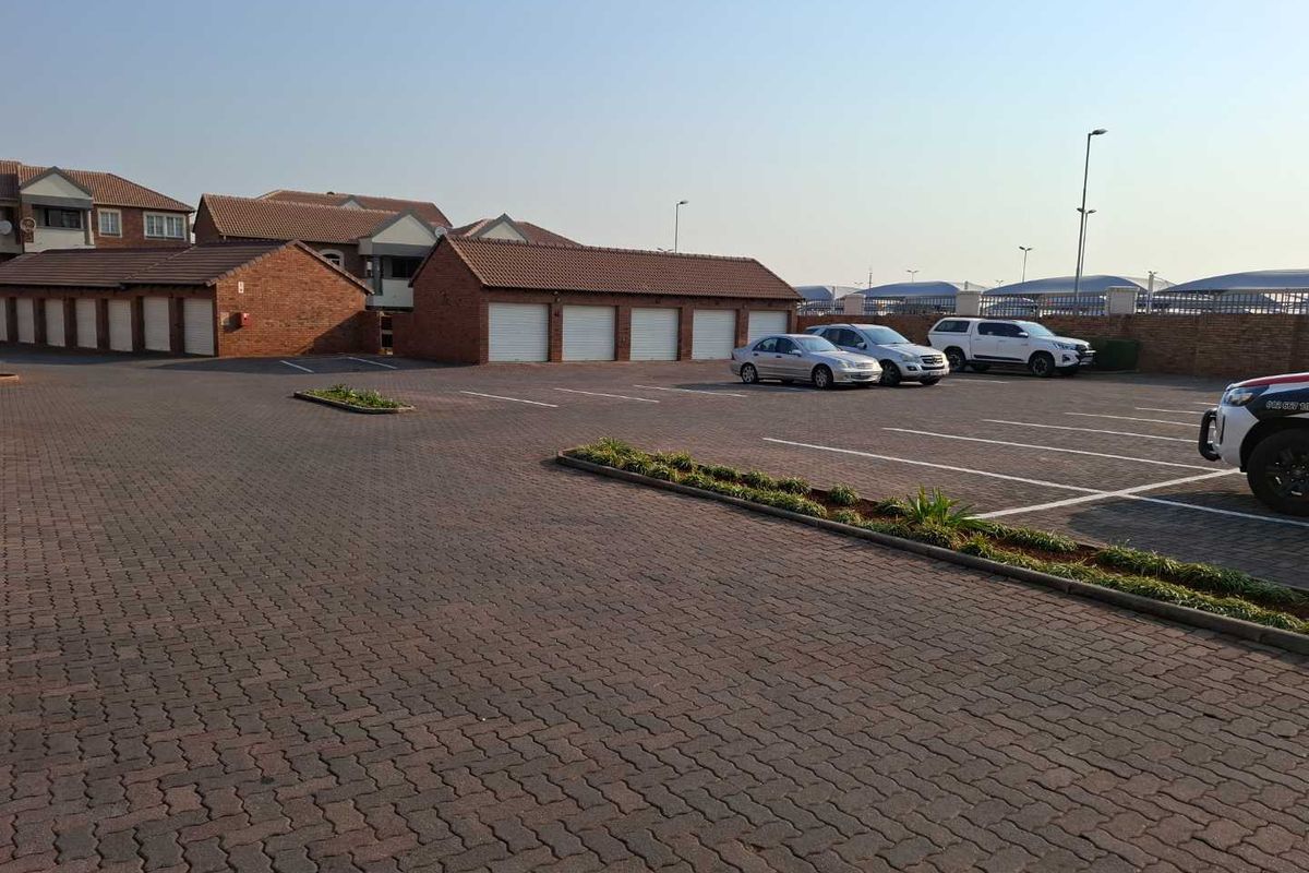 Modern 2 bedroom Top unit in Die Hoewes - Photo 3