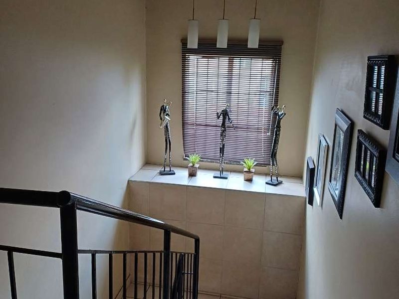 LOVELY TOWN HOUSE - Photo 8