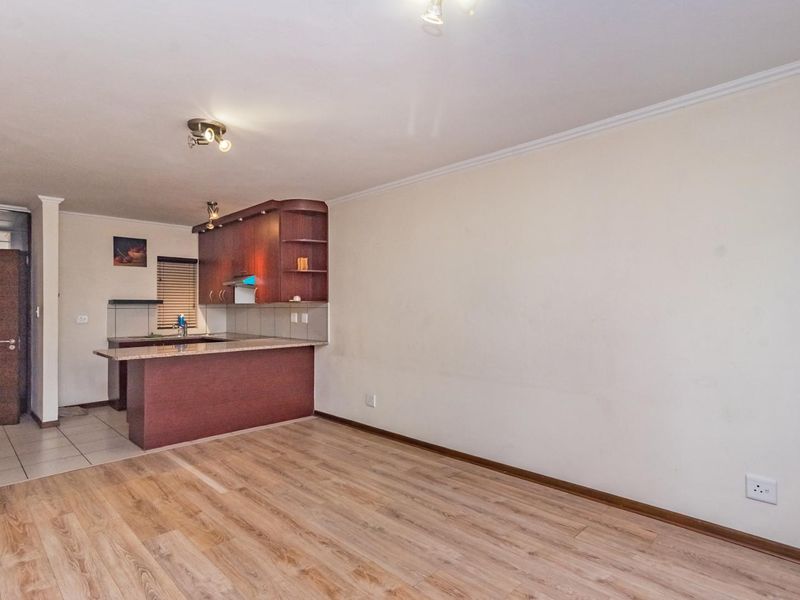 Ground floor gem - Golf course views Await! - Photo 10