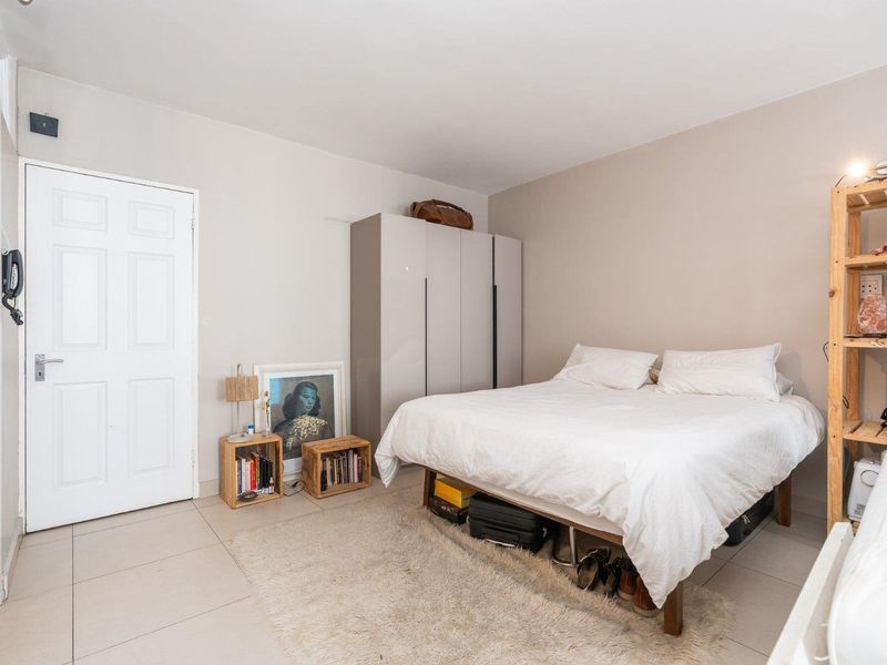 Invest Smart: Airbnb friendly Studio Apartments in Cape Town's Hotspot! - Photo 4