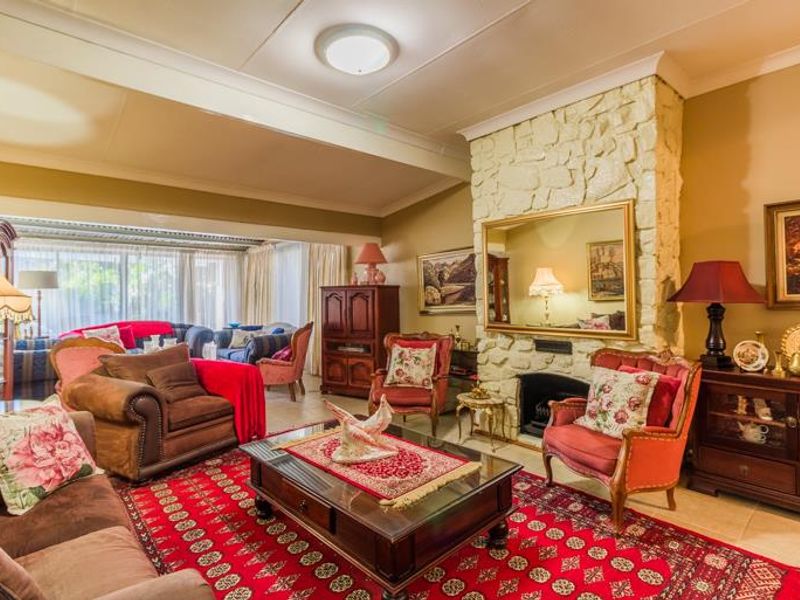 4 Bedroom home with 2 bed thatched flatlet - Photo 2