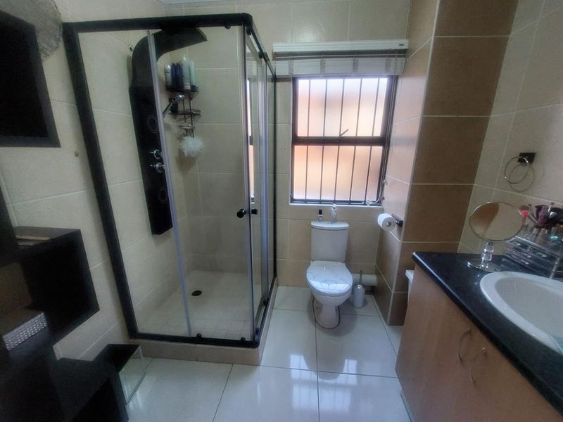 Modern unit - Photo 8