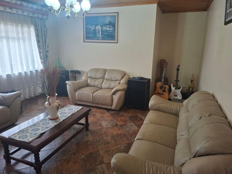 Secure 3 Bedroom Family Home with Flatlet in Colita, Estcourt - Photo 7