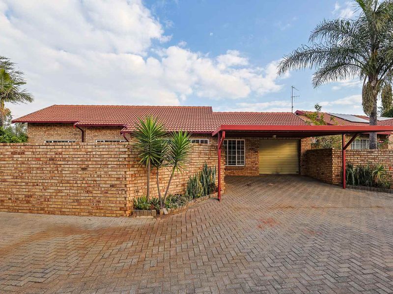 Spacious 2 Bedroom Townhouse with Large Private Garden in Faerie Glen - Photo 1