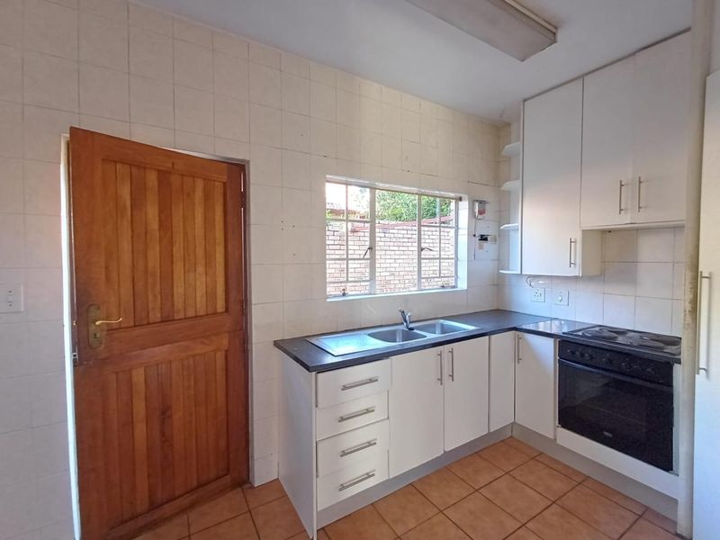 Charming Duplex Living in Sought-After Bromhof – Perfect for Families - Photo 9