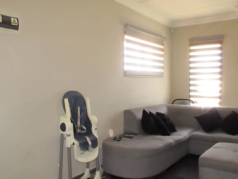 Modern Living: 3 Beds, 2 Baths, Balcony & Parking! - Photo 3