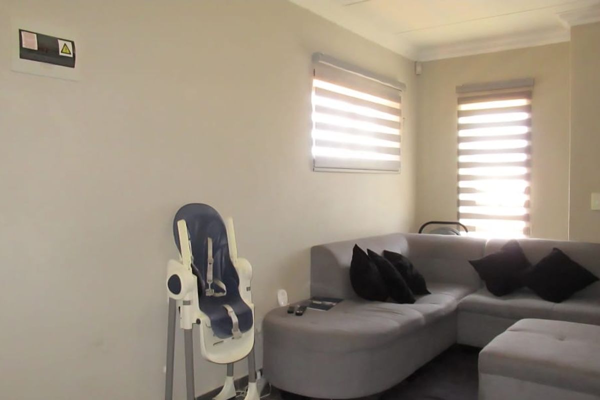Modern Living: 3 Beds, 2 Baths, Balcony & Parking! - Photo 3