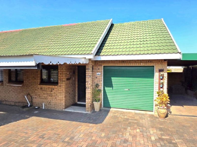 NEW LISTING IN BOSVELDRUS! FULL TITLE, POOL & LAPA! - Photo 2