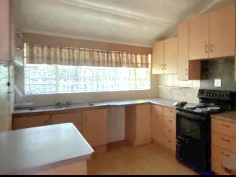 Spacious abode - Photo 3