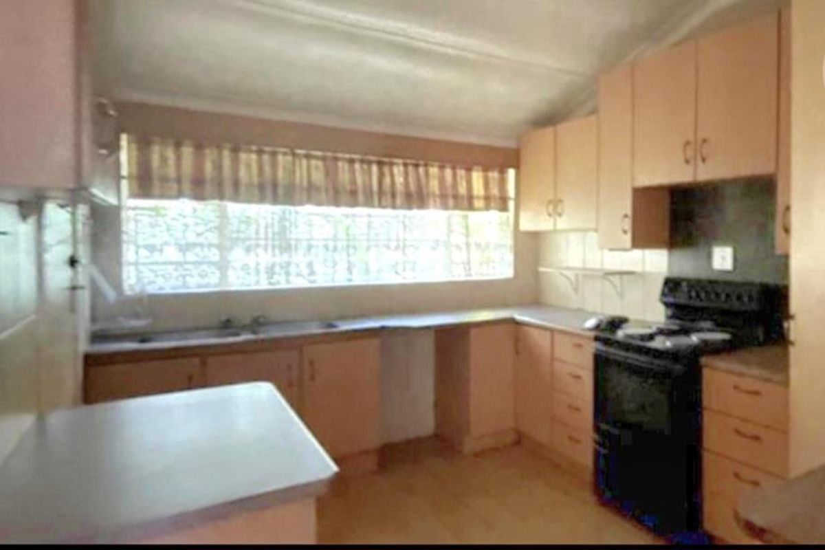 Spacious abode - Photo 3