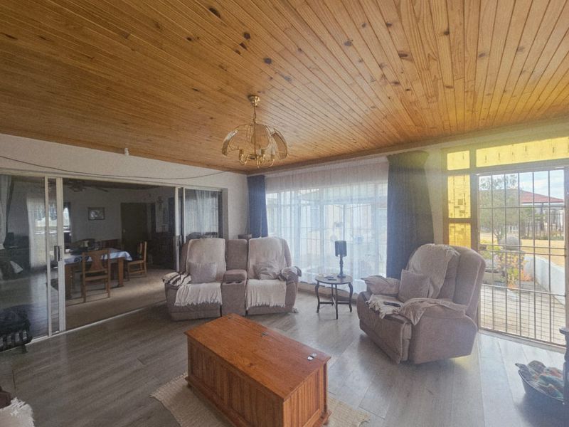 Spacious Four-Bedroom Home with Income Potential and Flatlets - Photo 3