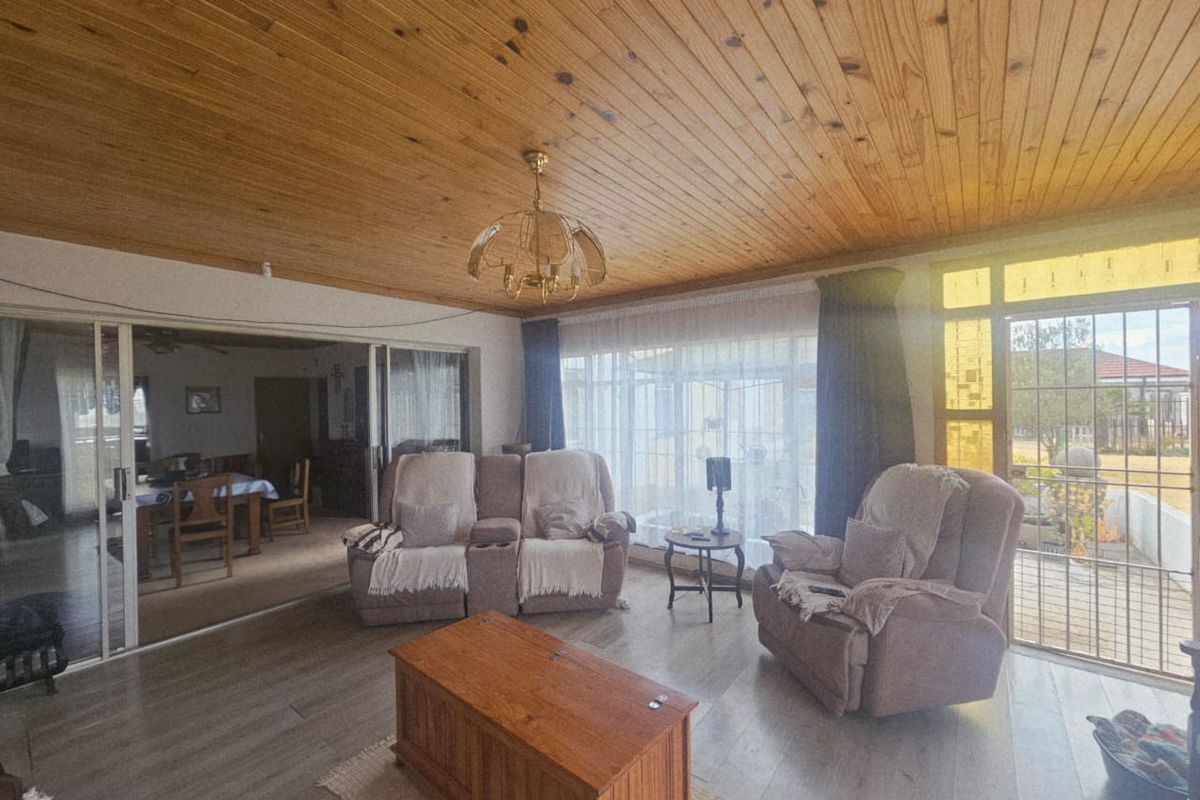 Spacious Four-Bedroom Home with Income Potential and Flatlets - Photo 3