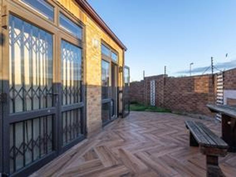 Beautiful low-maintenance 3-bedroom facebrick duplex - Photo 6