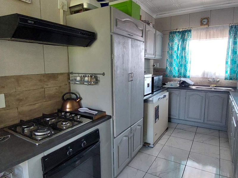 2 Bedroom Apartment in Albermarle - Photo 5