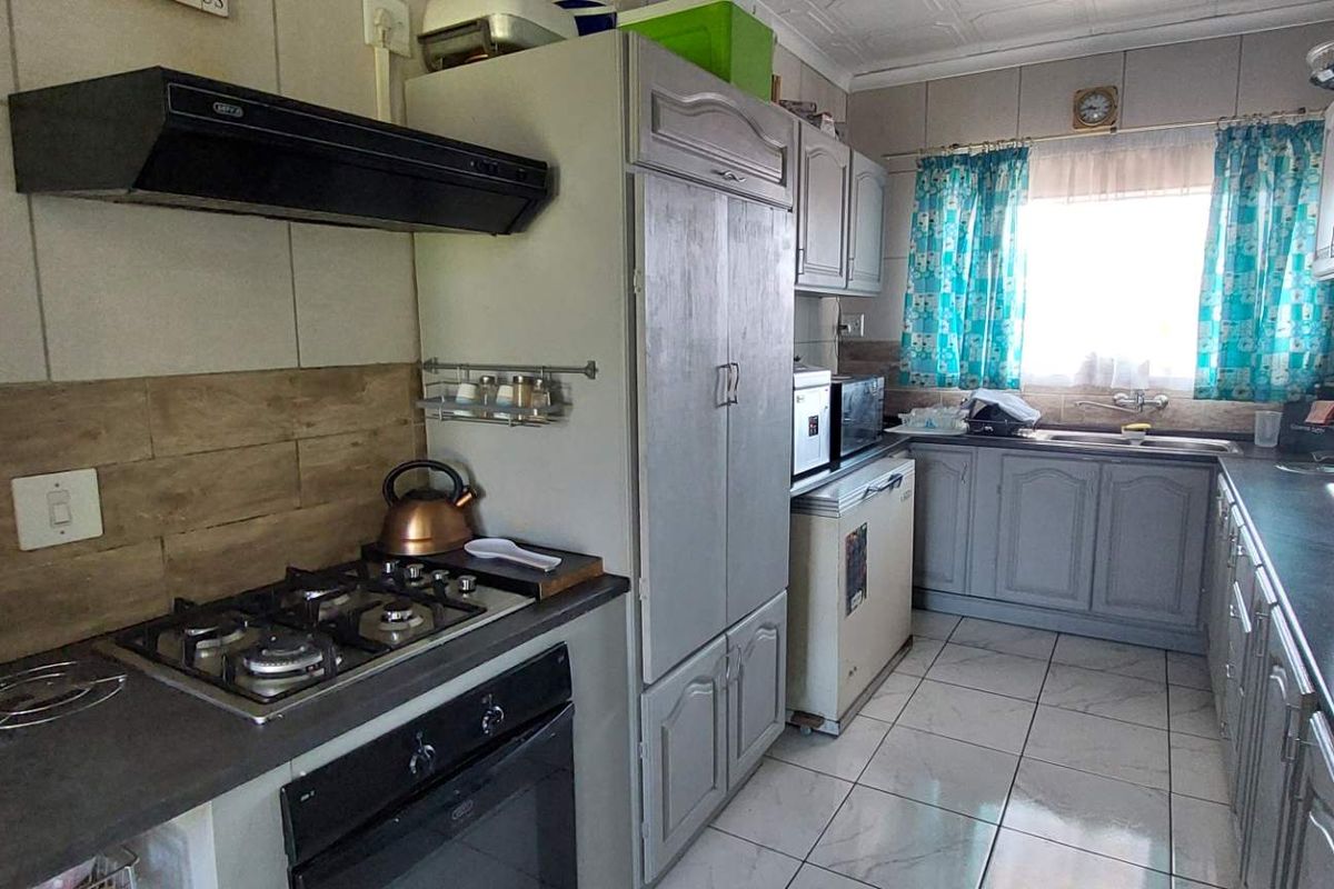 2 Bedroom Apartment in Albermarle - Photo 5