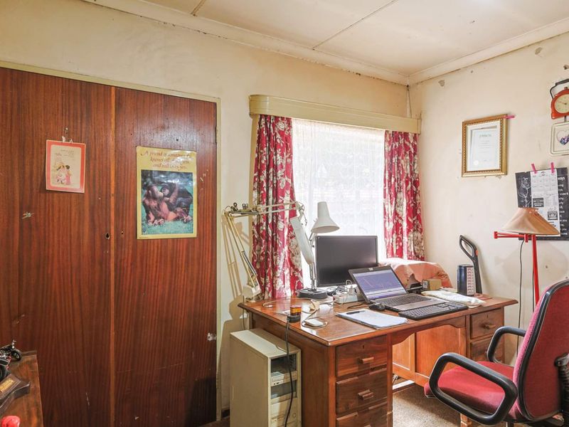 A Hidden Gem with Endless Potential – 3 Bedroom Family Home - Photo 10