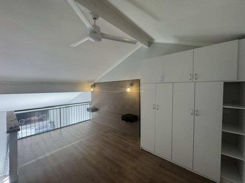 Top floor modern loft apartment for decerning investors! - Photo 8