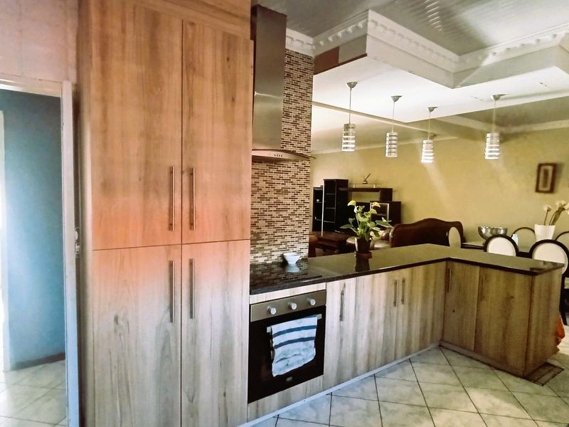 Spacious Suburban Gem:3-Bedroom Retreat with Pool and 3 Living Areas - Photo 4