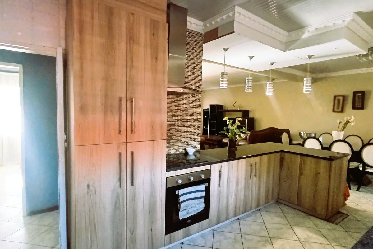 Spacious Suburban Gem:3-Bedroom Retreat with Pool and 3 Living Areas - Photo 4