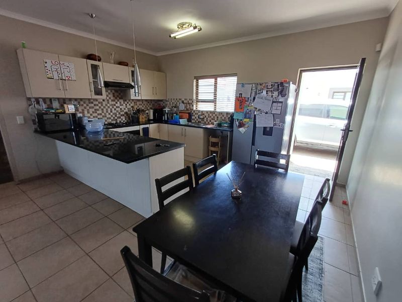 Popular townhouse complex in a sought after area - Photo 4