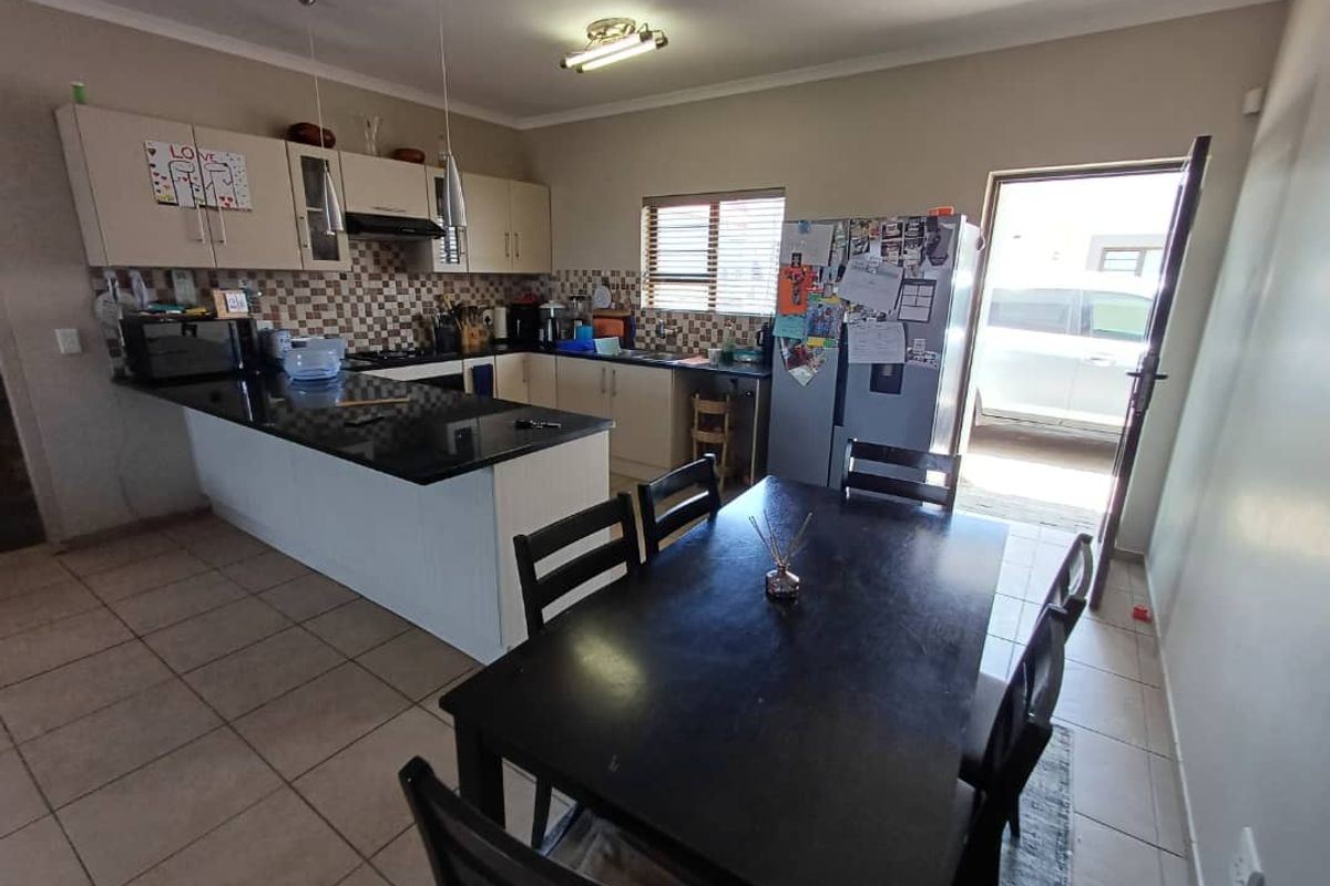 Popular townhouse complex in a sought after area - Photo 4