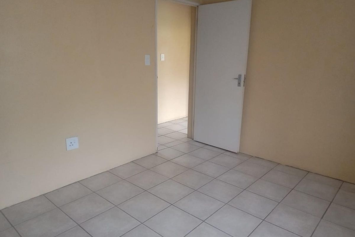 Charming 2-Bedroom Home in Umlazi: Ideal for Family Living or Investment - Photo 3