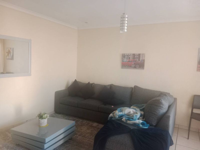 Spacious 3 Bedroom, 2 Bathroom Simplex To Let - Photo 2