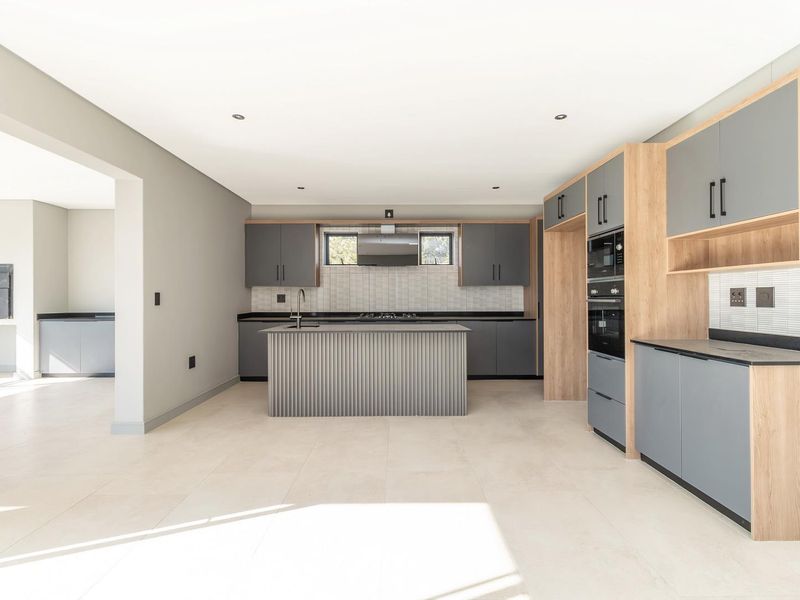 MODERN LUXURY LIVING AT ITS FINEST - Photo 10