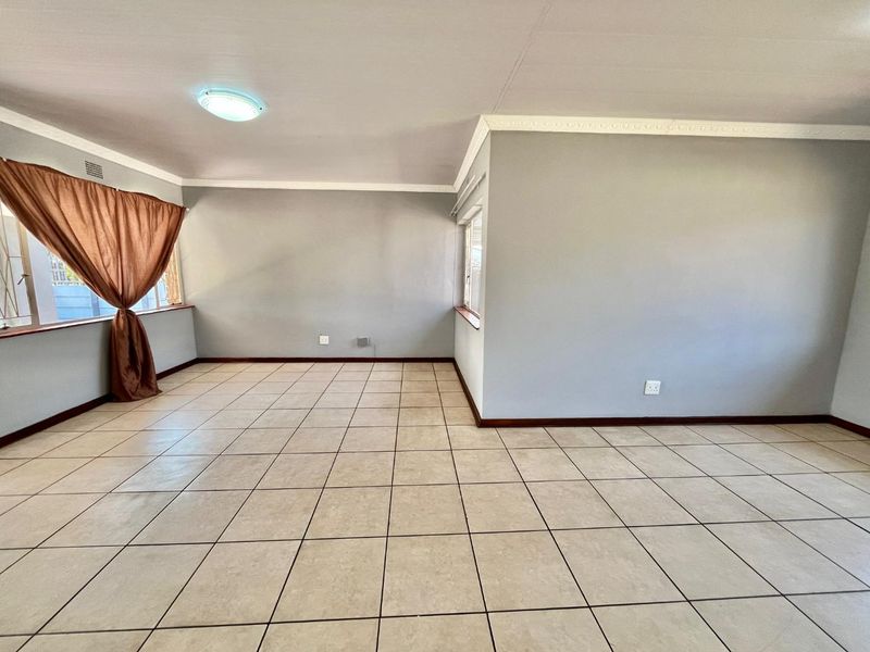 "Move-In Ready: Modern 4-Bed Home in Prime Van Dyk Park - Photo 3