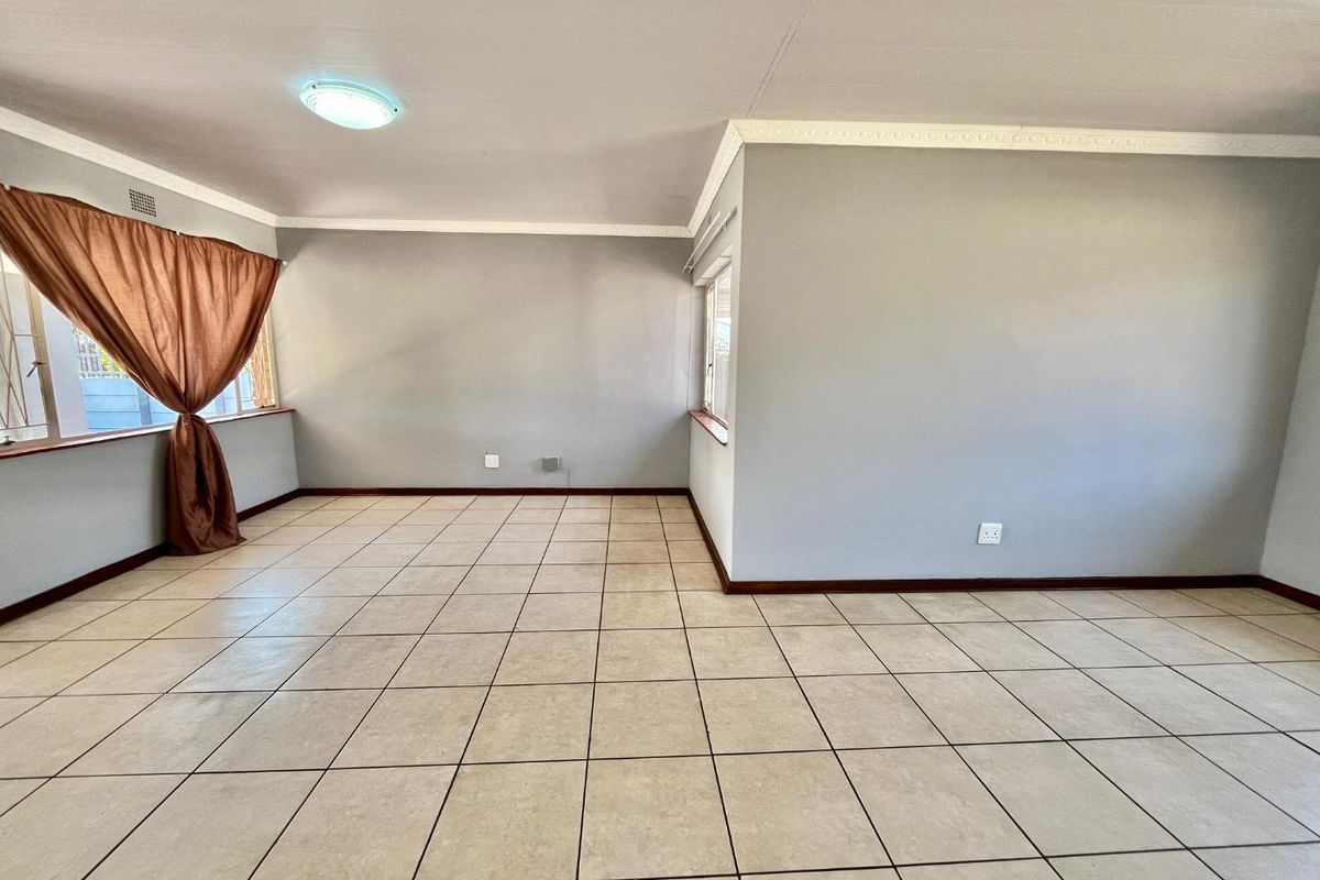 "Move-In Ready: Modern 4-Bed Home in Prime Van Dyk Park - Photo 3