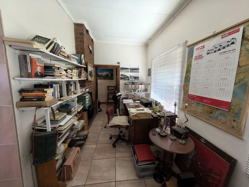 Spacious five bedroom home with flatlet, pool & off-grid features - Photo 7