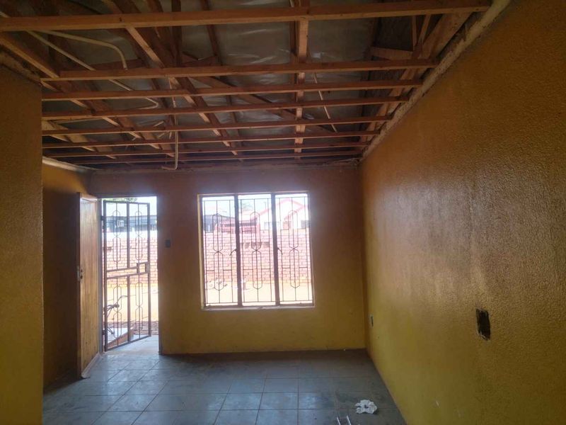 2 bedrooms house for sale in Soshanguve East - Photo 4