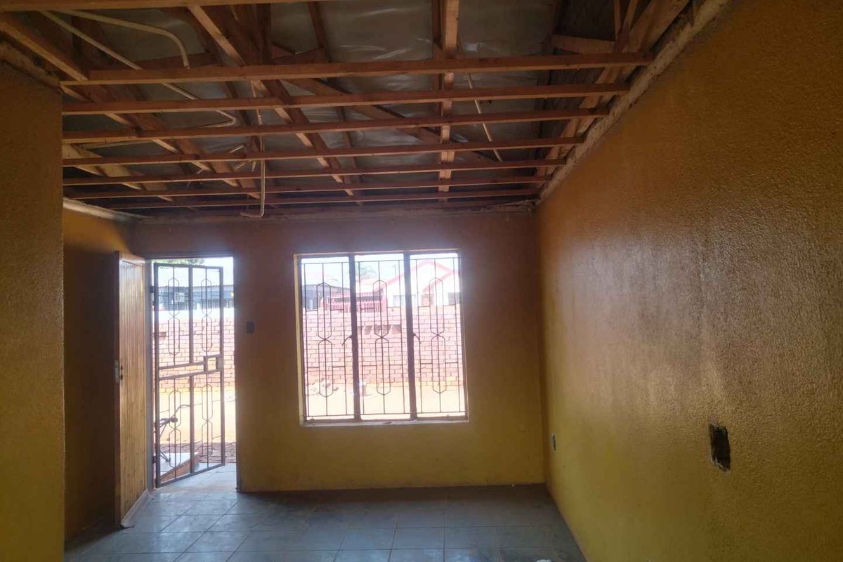 2 bedrooms house for sale in Soshanguve East - Photo 4
