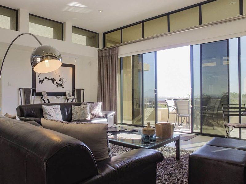 Beautiful family home with flatlet in Baronetcy Estate, Plattekloof. - Photo 3