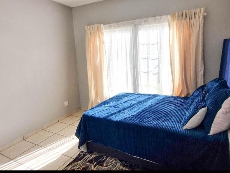 2 bedroom townhouse in affluent suburb - Photo 8