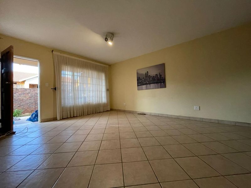 Charming 2 Bedroom Apartment with Garden Oasis - Photo 5