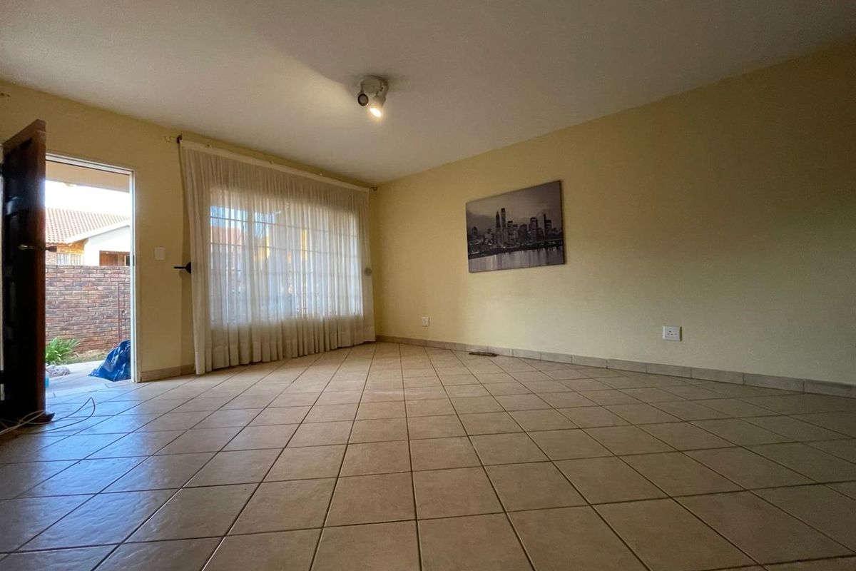 Charming 2 Bedroom Apartment with Garden Oasis - Photo 5