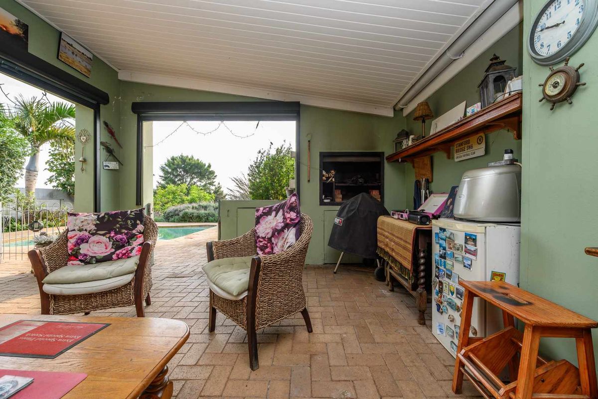 New Release - Immaculate Family Home with Bay Views in Richmond Hill - Photo 2