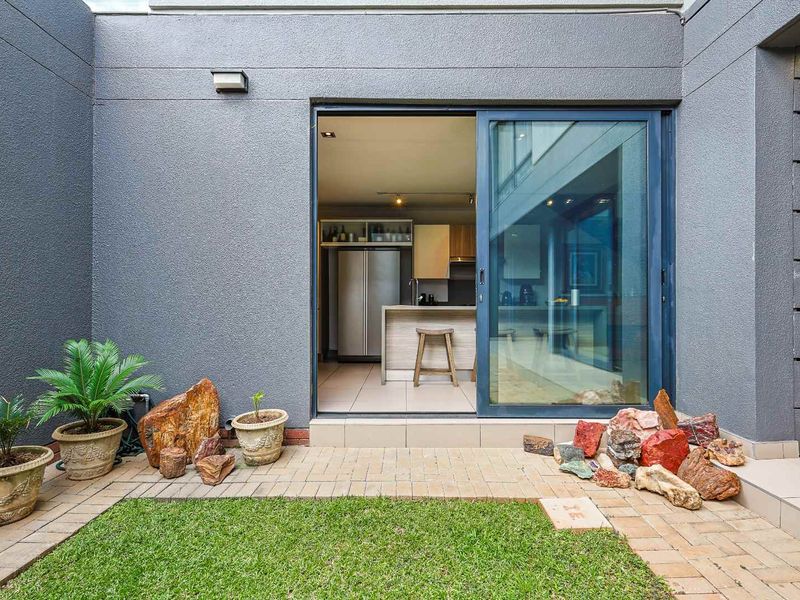 Contemporary Comfort in Waterkloof Ridge - Photo 9