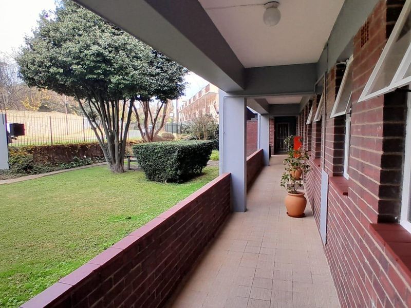 2-Bed Ground Floor Gem with Balcony & 24-Hour Security - Photo 1