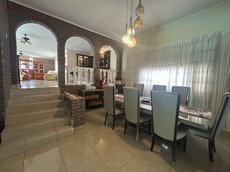 Modern Spacious 4 Bedroom House for Sale in Prime Amanzimtoti, Durban - Photo 6