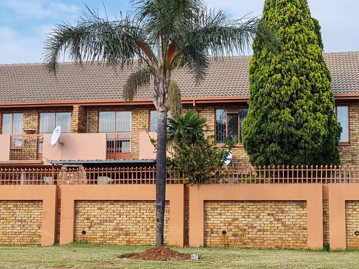 Property #1945066, Townhouse Pending Sale in Zwartkop Ext 7