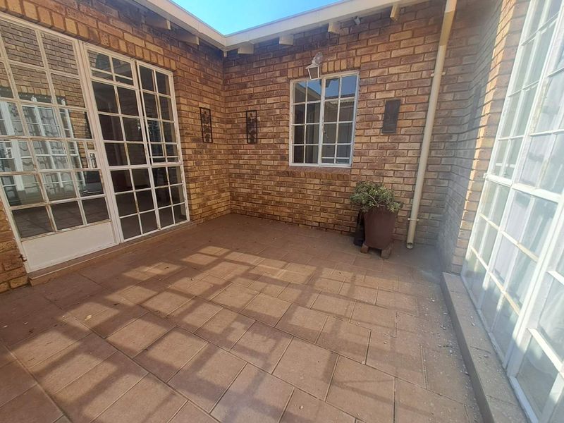 Comfortable 2 bedroom Town House - Photo 3
