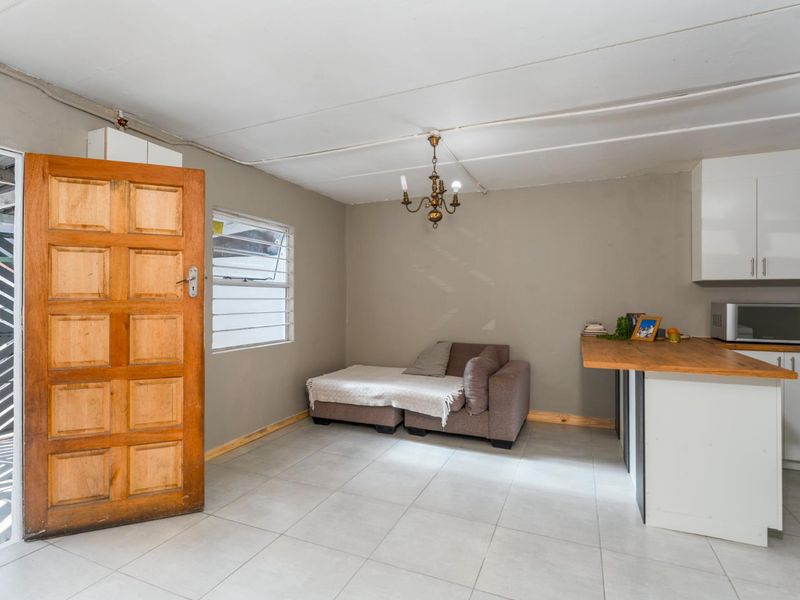 3 Bedroom House for Sale in Hanover Park - Photo 3