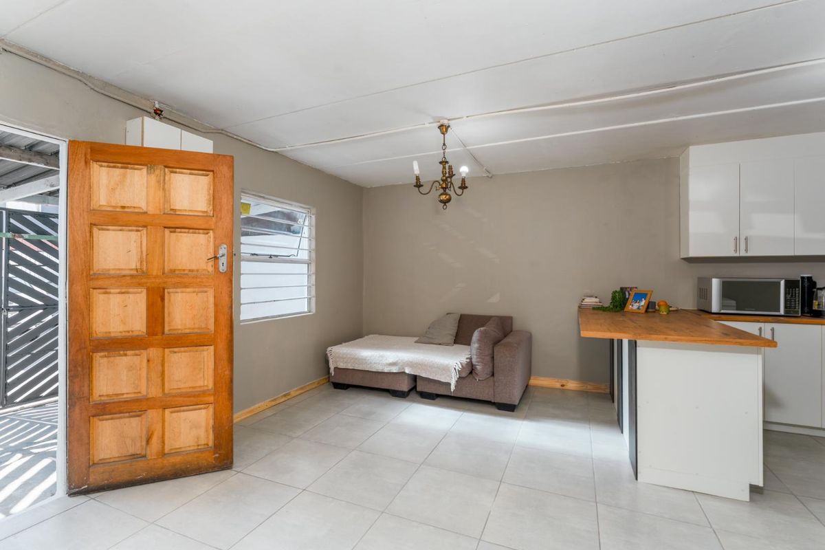 3 Bedroom House for Sale in Hanover Park - Photo 3