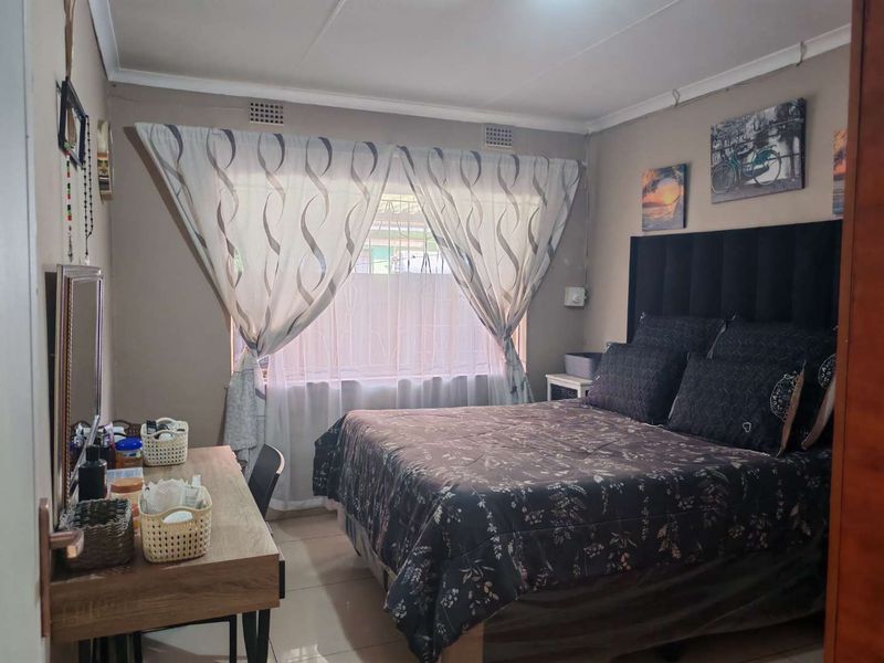 Stylish Home with 3 Beds, Outbuilding & Bachelor Unit Included - Photo 6