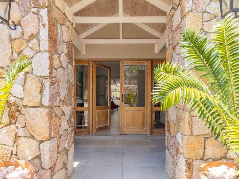 Elegant 4 Bedroom Family Home to Rent in Helderfontein Eco Estate - Photo 2