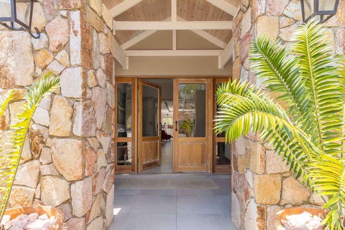 Elegant 4 Bedroom Family Home to Rent in Helderfontein Eco Estate - Photo 2